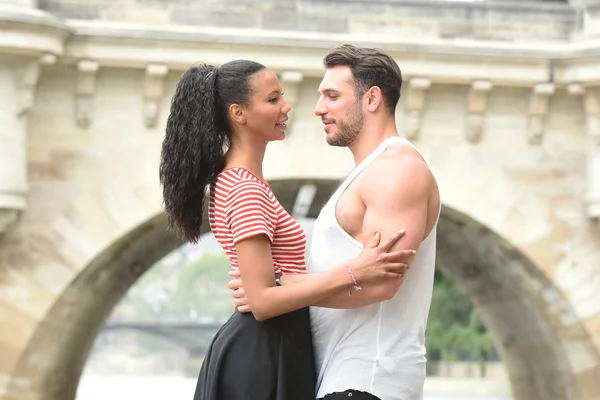 Zamilovaný mladý pár v Paříži — Stock fotografie