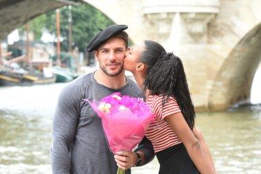 Paris 'te aşık genç bir çift