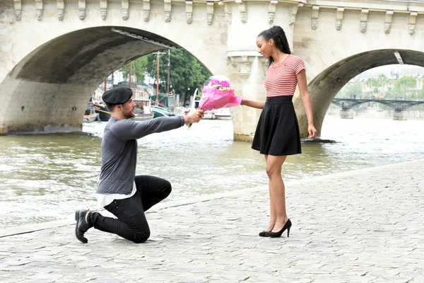 Junges verliebtes Paar in Paris — Stockfoto