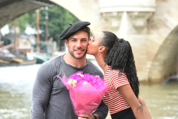 Paris 'te aşık genç bir çift