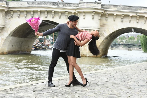 Junges verliebtes Paar in Paris — Stockfoto