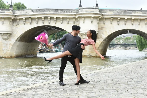 Junges verliebtes Paar in Paris — Stockfoto