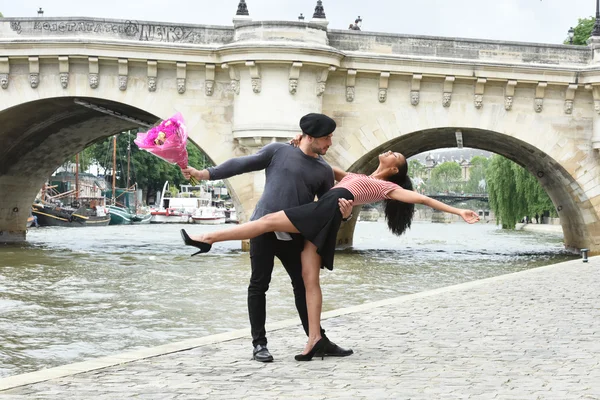 Junges verliebtes Paar in Paris — Stockfoto