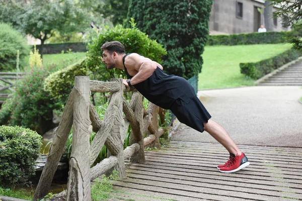 Gespierde jongeman sport doen — Stockfoto