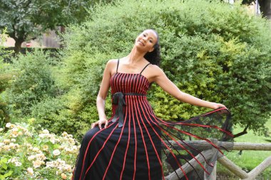 Paris'te genç kadın