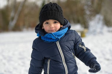 Genç çocuk karın altında oynuyor.