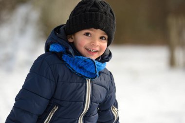 Genç çocuk karın altında oynuyor.