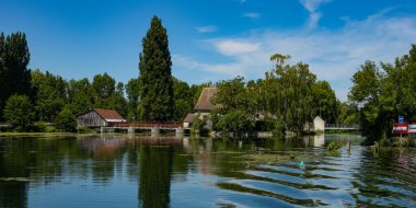 Nehirde süzülürken