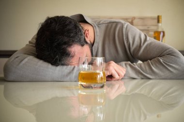 Kafkasyalı adam alkol bağımlısı.