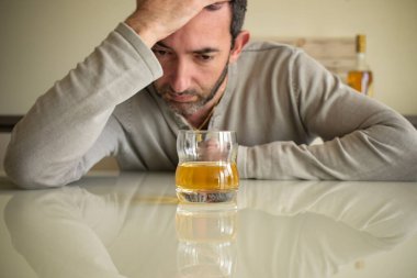 Kafkasyalı adam alkol bağımlısı.