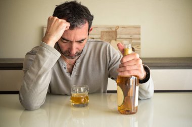 Kafkasyalı adam alkol bağımlısı.