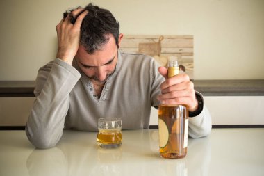 Kafkasyalı adam alkol bağımlısı.