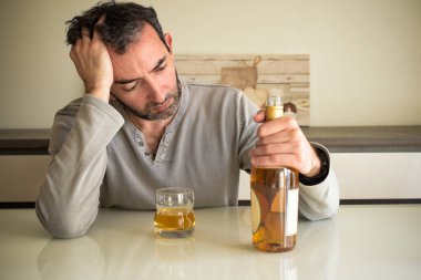 Kafkasyalı adam alkol bağımlısı.