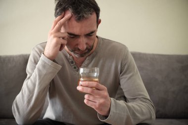 Kafkasyalı adam alkol bağımlısı.