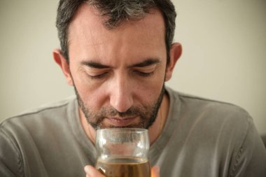 Kafkasyalı adam alkol bağımlısı.