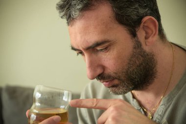 Kafkasyalı adam alkol bağımlısı.