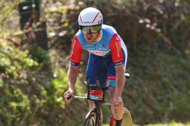 GIEN - FRANCE - 9 Mart 2021: Paris yarışı sırasında Christopher Lawless 'ın halka açık bir caddesinde çekilen fotoğraf