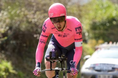 GIEN - FRANCE - 9 Mart 2021: Fotoğraf Paris yarışı sırasında Jonas Rutsch 'ın halka açık bir caddesinde çekildi.