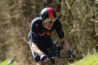 GIEN - FRANCE - 9 Mart 2021: Paris yarışı sırasında Rohan Dennis 'in halka açık bir caddesinde çekilmiş fotoğraf