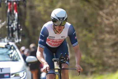 GIEN - FRANCE - 9 Mart 2021: Alex Kirsch 'ün halka açık bir caddesinde Paris yarışı sırasında çekilmiş fotoğraf