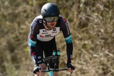 GIEN - FRANCE - 9 Mart 2021: Luke Durbridge 'in halka açık bir caddesinde Paris yarışı sırasında çekilmiştir.