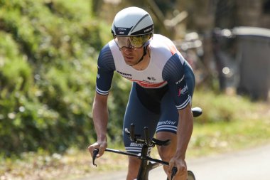 GIEN - FRANCE - 9 Mart 2021: Edward Theuns 'un halka açık bir caddesinde çekilen fotoğraf Paris yarışı güzel ve Gien' in zaman duruşması