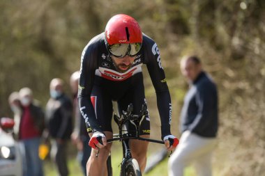 GIEN - FRANCE - 9 Mart 2021: Fotoğraf Paris 'te Thomas de Gendt' in halka açık bir caddesinde çekildi.