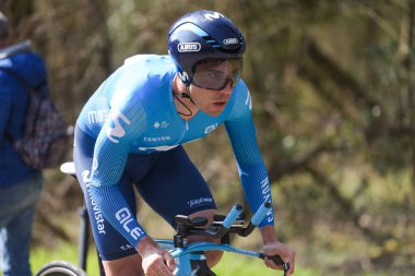 GIEN - FRANCE - 9 Mart 2021: Fotoğraf, Sebastian Mora Vedri 'nin halka açık bir caddesinde Paris yarışında çekildi.