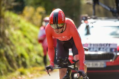 GIEN - FRANCE - 9 Mart 2021: Fotoğrafçılık Anthony Delaplace 'ın halka açık bir caddesinde Paris yarışında çekildi.