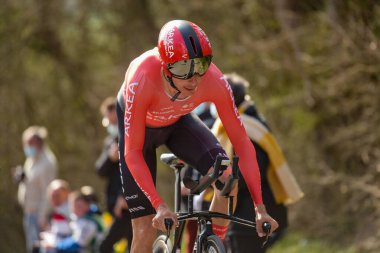 GIEN - FRANCE - 9 Mart 2021: Paris yarışında Warren Barguil 'in halka açık bir caddesinde çekilmiş fotoğraf