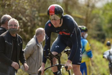 GIEN - FRANCE - 9 Mart 2021: Fotoğraf: Tao Geghegan Hart 'ın halka açık bir caddesinde Paris yarışında çekildi.