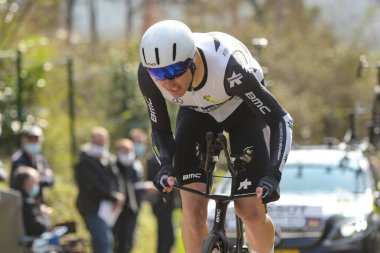 GIEN - FRANCE - 9 Mart 2021: Maksimilian Richard Walscheid 'in halka açık bir caddesinde çekilmiş fotoğraf Paris' te güzel bir yarış ve Gien 'in zaman duruşması