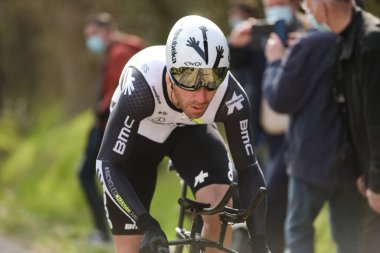 GIEN - FRANCE - 9 Mart 2021: Giacomo nizzolo 'nun halka açık bir caddesinde çekilen fotoğraf Paris' te güzel bir yarış ve Gien 'in zaman duruşması