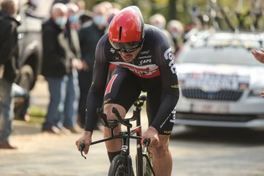 GIEN - FRANCE - 9 Mart 2021: John Degenkolb 'un halka açık bir caddesinde Paris' te çekilmiş fotoğraf.