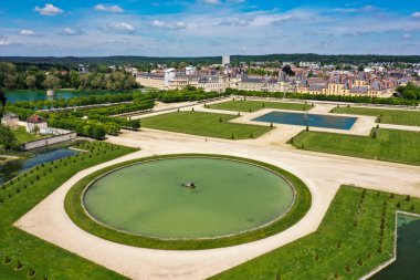 İlkbaharda fontainebleau kalesinin havadan görünüşü