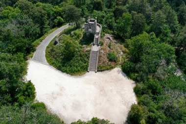 Fontainebleau ormanındaki Denecourt kulesinin havadan görünüşü