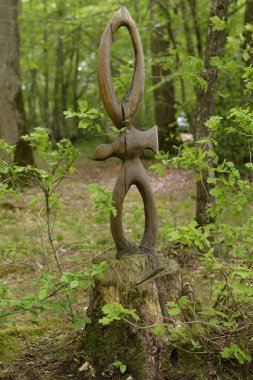 MONTARGIS - FRANSA - MAYIS 2021: Montarigs ormanında ağaç gövdesi heykeli