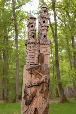 MONTARGIS - FRANSA - MAYIS 2021: Montarigs ormanında ağaç gövdesi heykeli