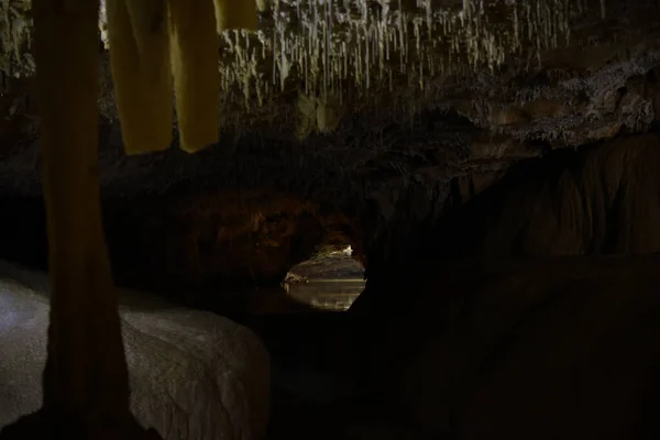 在法国的海岛上的橙子洞穴 — 图库照片