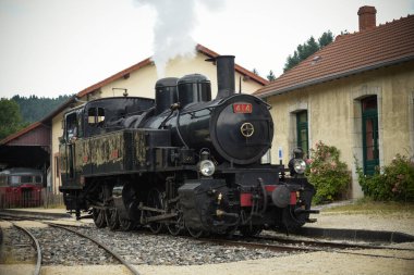 TOURNON SAINT JEAN - FRANCE - JULYb2021: Verkorlardaki Ardeche treninin lokomotifine bakın