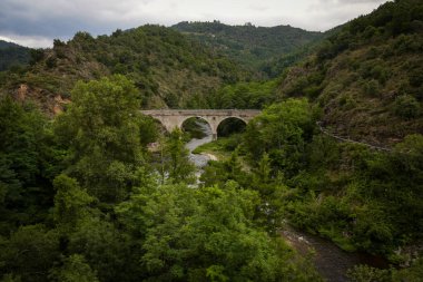 Ardeche treninin ziyareti sırasında bir su kemeri manzarası