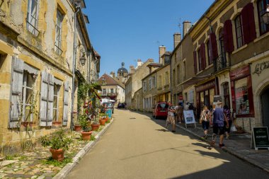 VEZELAY - FRANCE - AĞUSTOS 2021: Unesco 'nun dünya mirasına sahip olan ortaçağ Vezelay köyünün caddesine bakın