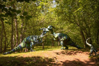 CARDOLAND - FRANSA - AĞUSTOS 2021: Fransa 'daki Morvan' daki Cardoland parkında dinozor heykeli çalındı