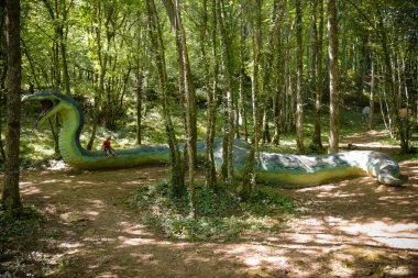 CARDOLAND - FRANSA - AĞUSTOS 2021: Fransa 'daki Morvan' daki Cardoland parkında dinozor heykeli çalındı