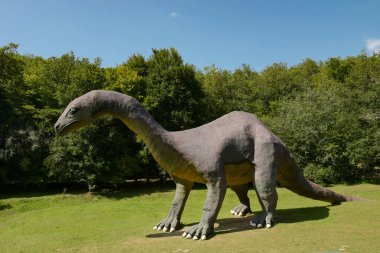 CARDOLAND - FRANSA - AĞUSTOS 2021: Fransa 'daki Morvan' daki Cardoland parkında dinozor heykeli çalındı