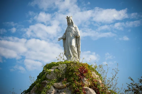 Rocha Com Uma Virgem Aldeia Santo Sulíaca Bretanha — Fotografia de Stock
