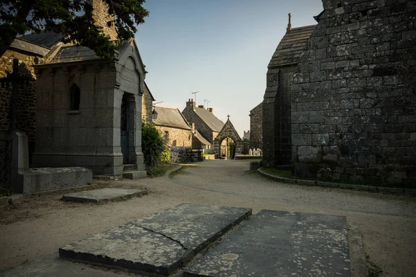 Vista Sulla Chiesa Tombe Sul Villaggio Santo Sulliac Sulla Bretagna — Foto Stock