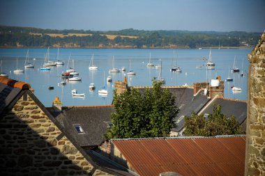 Britanya 'nın zırhlı kıyılarındaki Aziz Sulliac limanına bakın.
