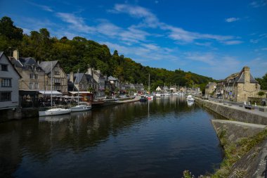 DINAN - FRANCE - EPTEMBER 2021: Fransa 'daki Dinan limanına bakın