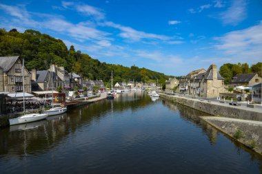 DINAN - FRANCE - EPTEMBER 2021: Fransa 'daki Dinan limanına bakın